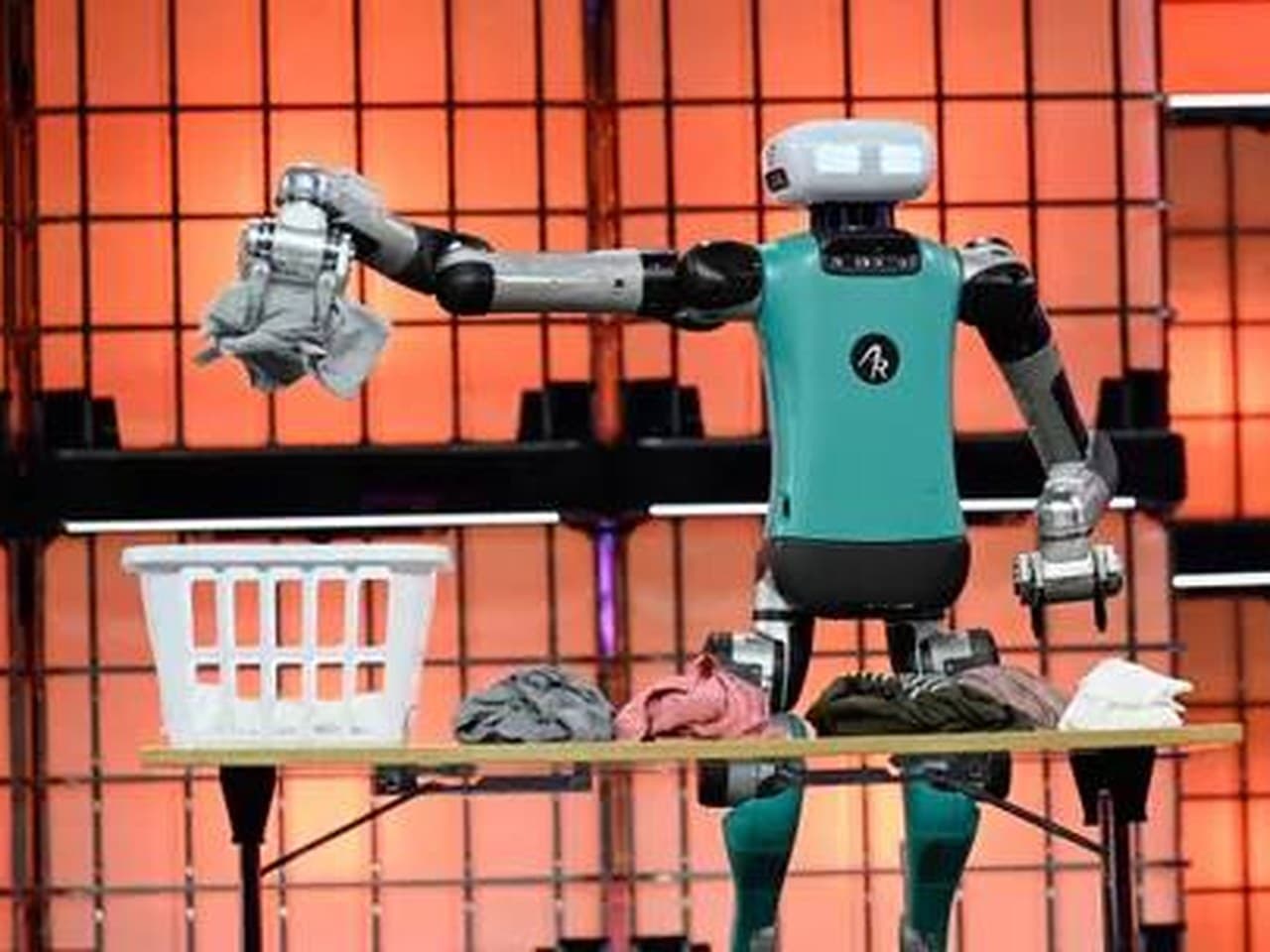 Digit V5: First Humanoid Robot Out Of The Cage? / Digit V5：首款走出安全笼的人形机器人？