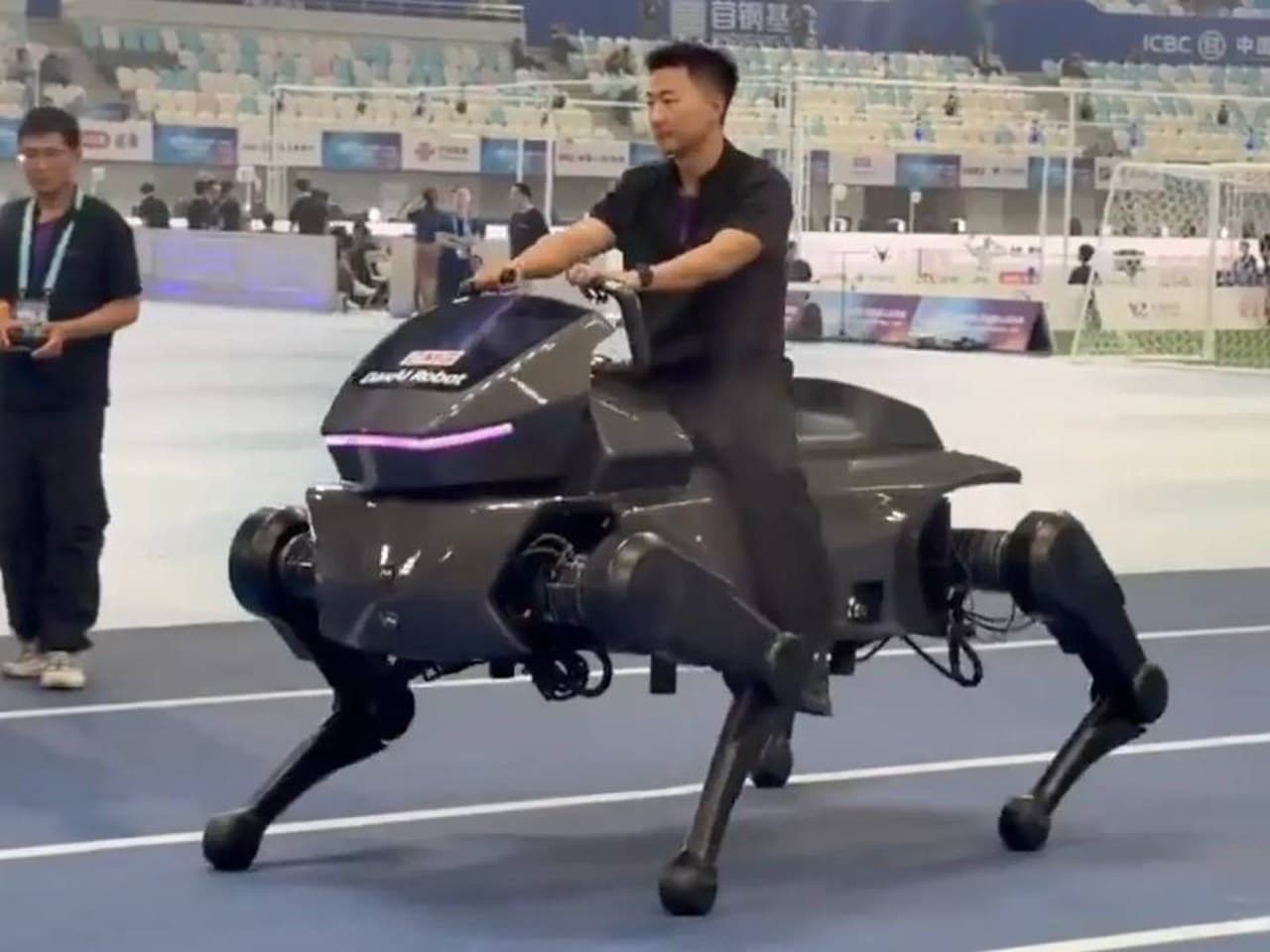 Humanoid robot mounts 660-pound capacity robot horse in Beijing expo / 人形机器人骑乘载重660磅的机器马亮相北京展会