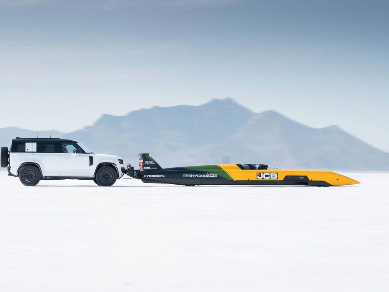 Defender OCTA helps JCB Hydromax land speed record / 卫士OCTA助力JCB Hydromax创下陆地速度纪录