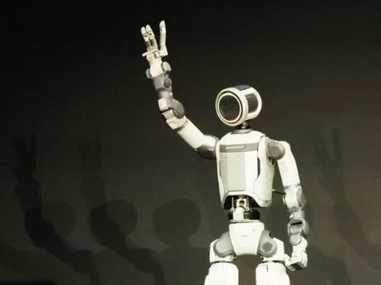 Robots Built by Automakers... Hands with Tactile Sensors and 360-Degree Rotating Joints / 汽车公司造的机器人…手有触觉传感器、关节360度旋转