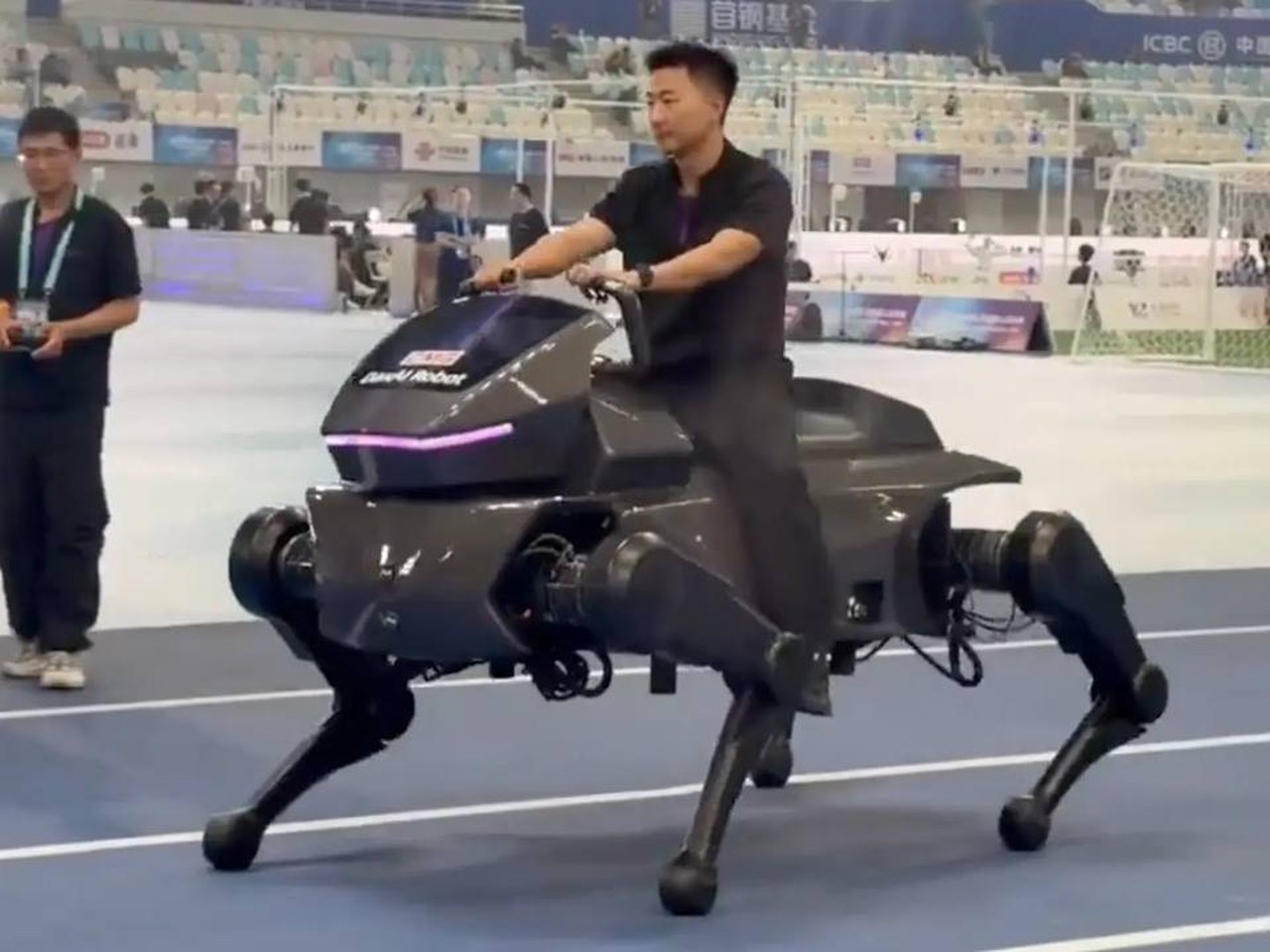 Humanoid robot mounts 660-pound capacity robot horse in Beijing expo / 人形机器人骑乘载重660磅的机器马亮相北京展会