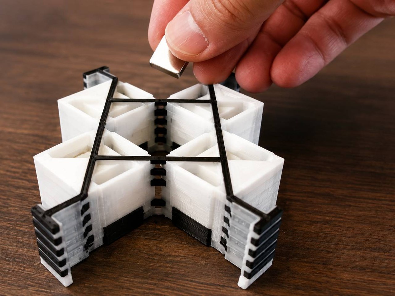 MIT’s new ‘bifur-circuits’ let smart devices change shape without losing power - The Brighter Side of News / 麻省理工学院新型“分叉电路”让智能设备变形时不断电 - The Brighter Side of News